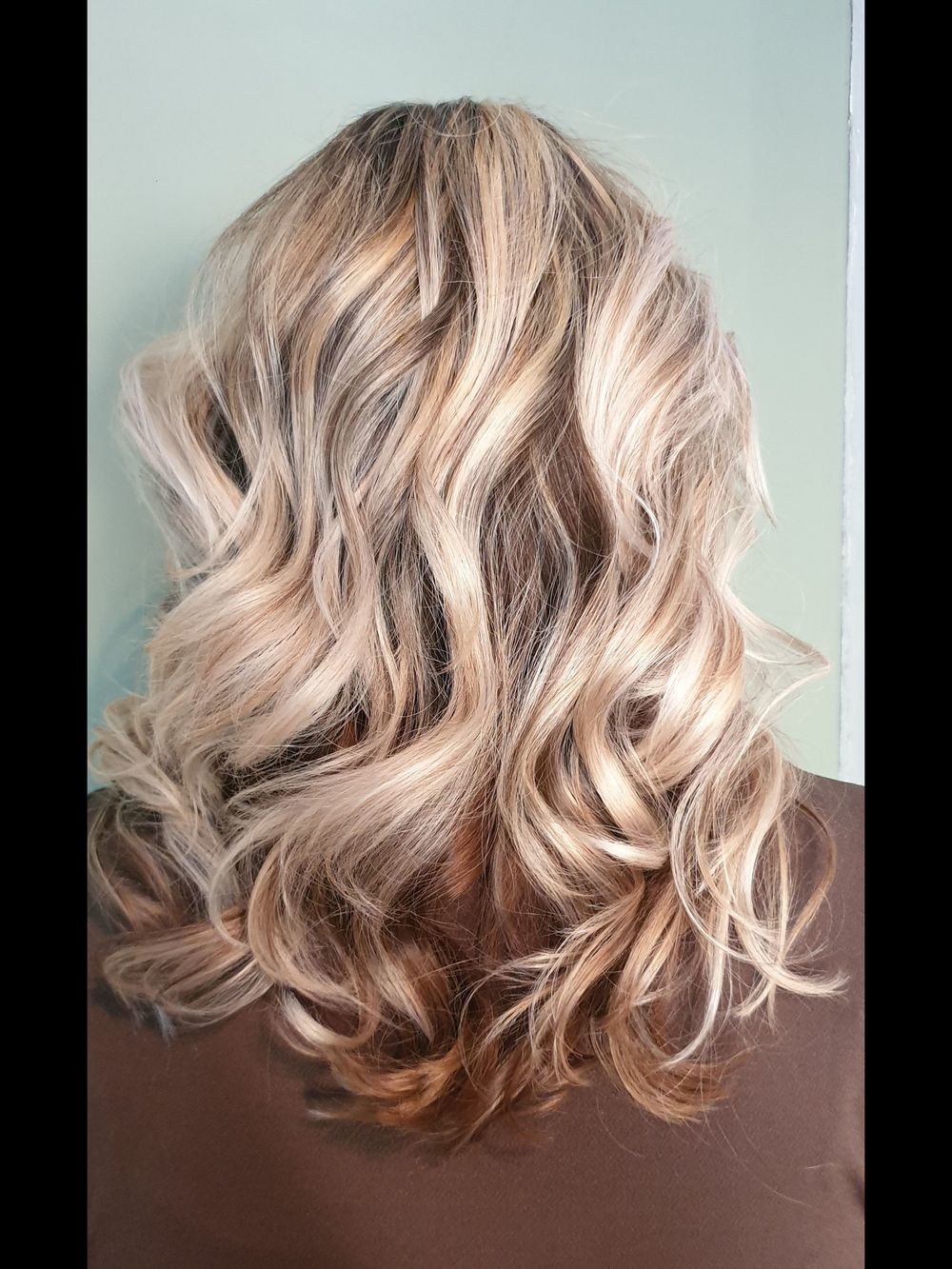 Lang krullend haar in een lichtblonde kleur