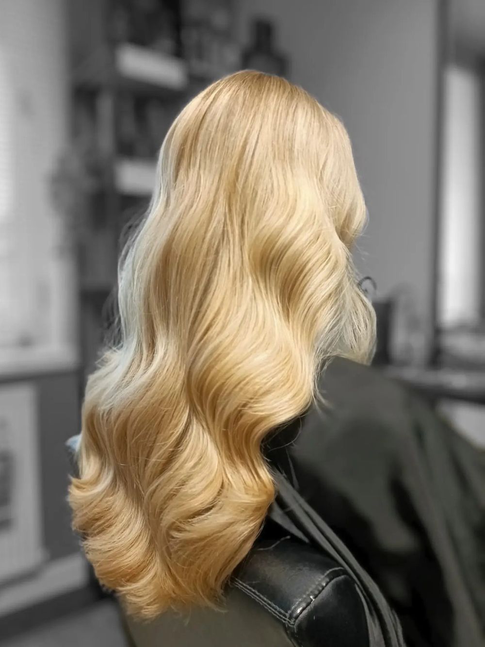 Het is summertime met deze honey blond kleuring.