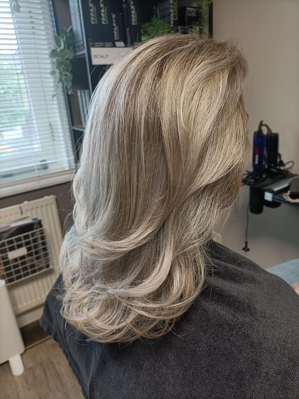 Beige blond kleuring na de behandeling